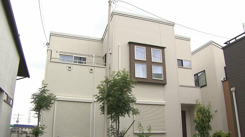 両足を骨折した沙季ちゃんは、自宅に、2週間放置され、息絶えたという(埼玉・春日部市)