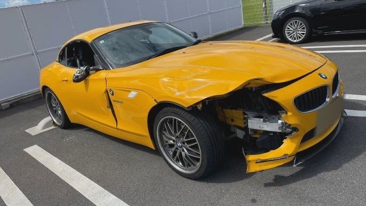 前方が壊れたレンタカー