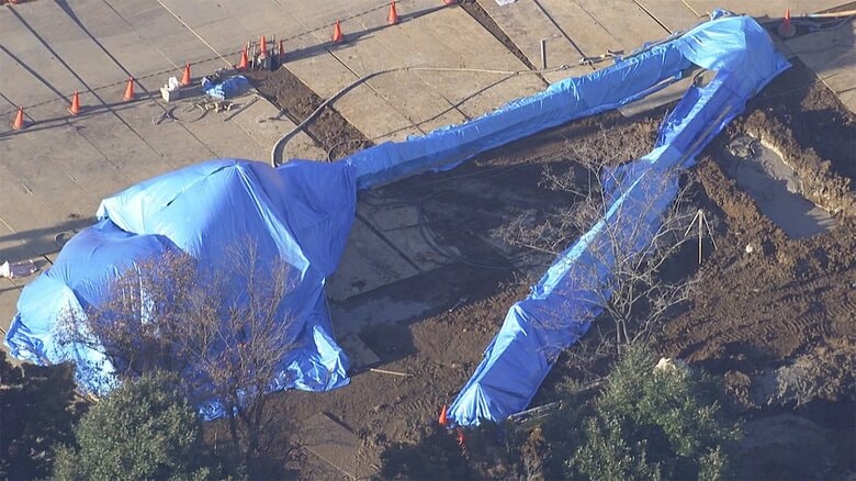 敷地内にある温泉施設の建設現場で、作業していた重さ30トンのクレーン車が横転