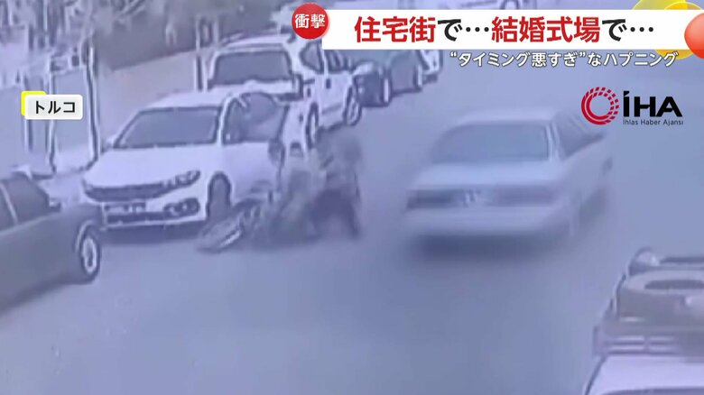 開いた車のドアにバイクが激突する瞬間（4月15日、トルコ）④