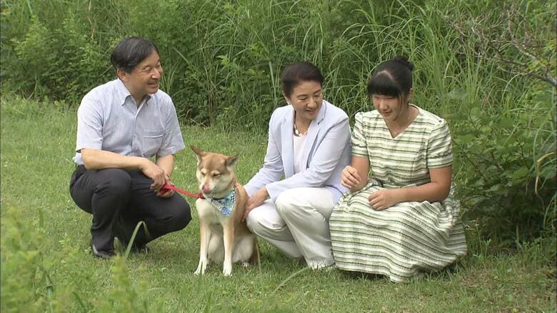 那須御用邸で散策される天皇ご一家と愛犬「由莉」（2009年）