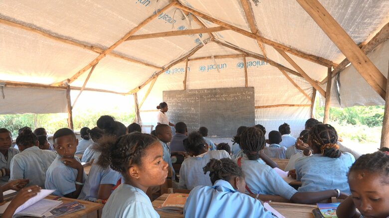 テントで授業を受ける子どもたち