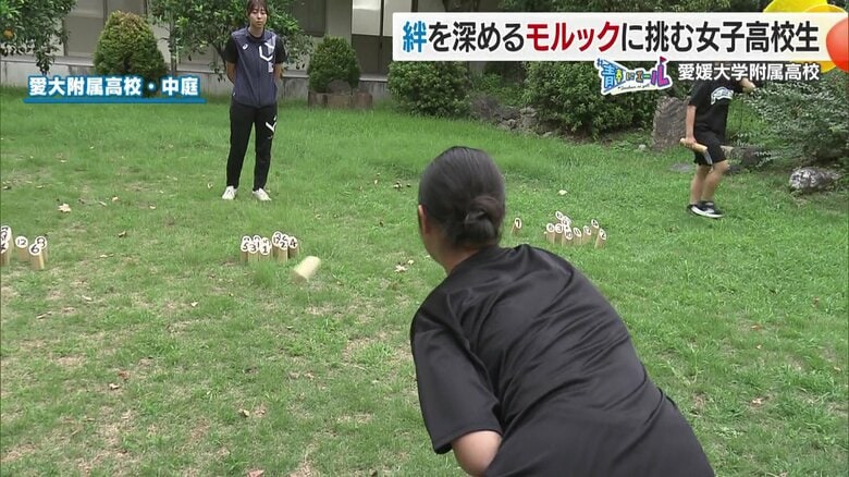 放課後の中庭で練習に励んでいる