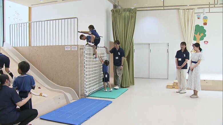 静岡のこども園で交流される佳子さま（2025年7月）