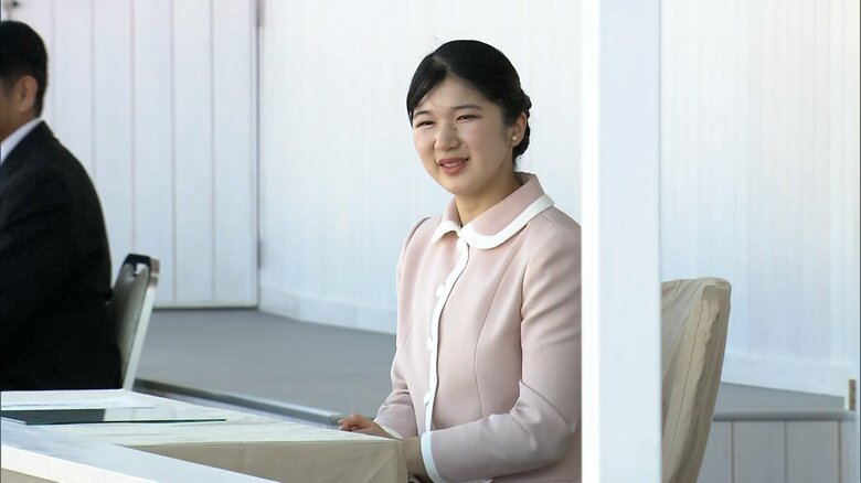初の地方公務で佐賀スタジアムで競技観戦する愛子さま　2024年10月11日