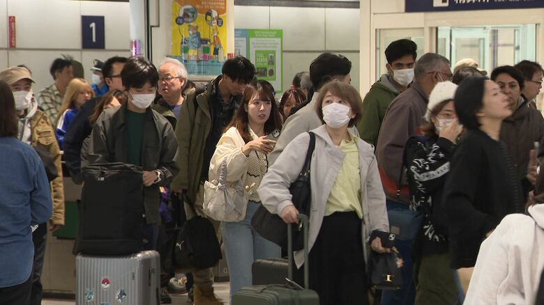 空港を利用する人で混雑するJR新千歳空港駅の改札口