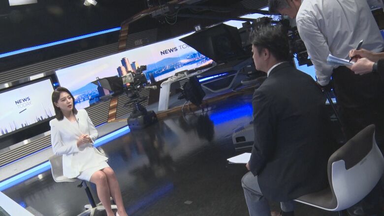 番組のスタジオで当時の様子を語るイ・ソニョン アナウンサー