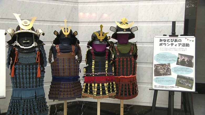 ボランティアが作った紙の兜と鎧