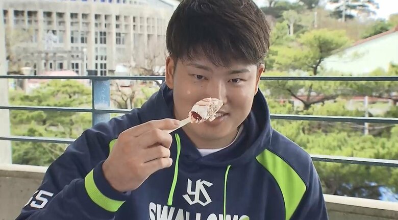 スタッフから誕生日祝いのケーキをプレゼント