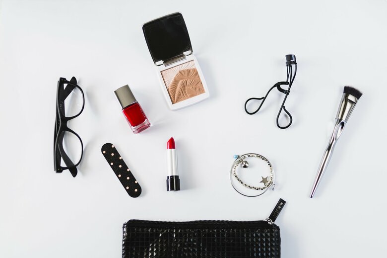 化粧品もメガネの劣化の原因に（画像はイメージ）