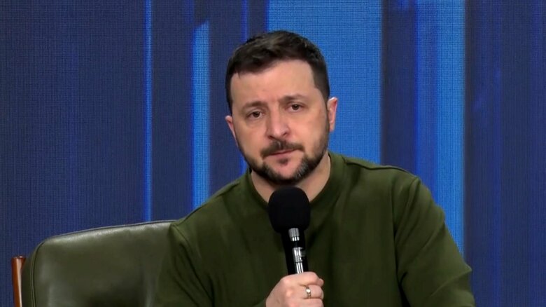開戦2年を受け会見するゼレンスキー大統領