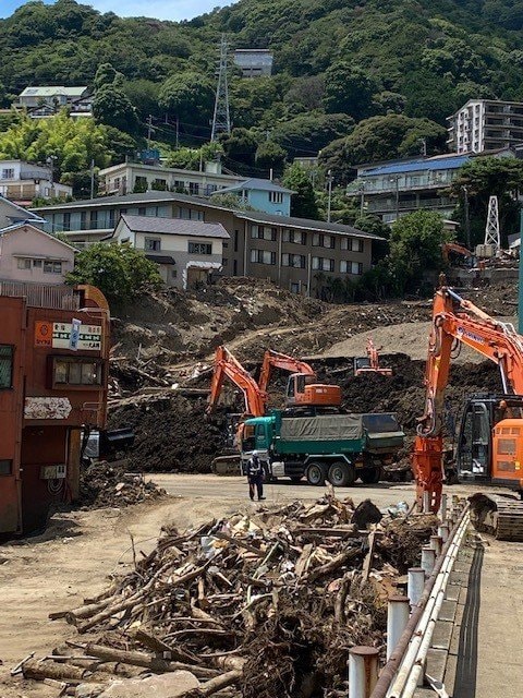 土石流の被災現場では猛暑の中捜索と復旧活動が行われている