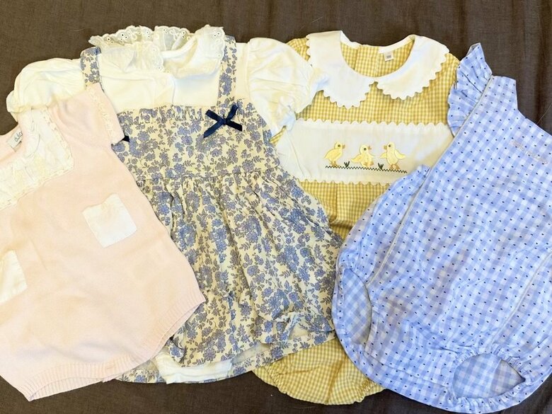 たっぷり準備された、女の子の洋服。奈々さんはベビー服「Amber mimi」のオーナーだ