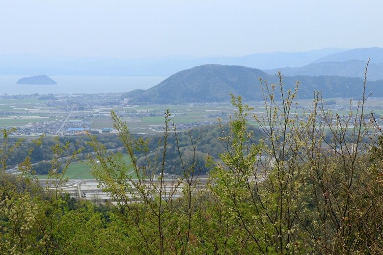 桜馬場からの眺望。手前の低い山が小谷城攻めの際の信長本陣である虎御前山城。奥の高い山は浅井家重臣だった阿閉貞征（あつじさだゆき）の居城・山本山城