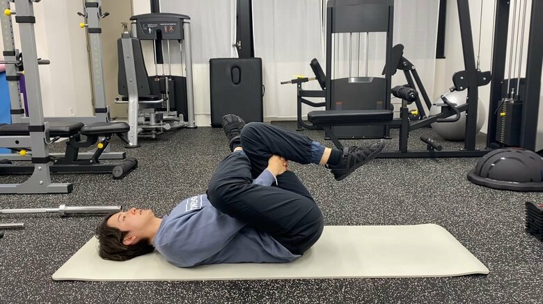 寝ながらできる簡単ストレッチ「お尻」腰が丸くならないように意識するとさらにストレッチ感UP（提供：計太さん）