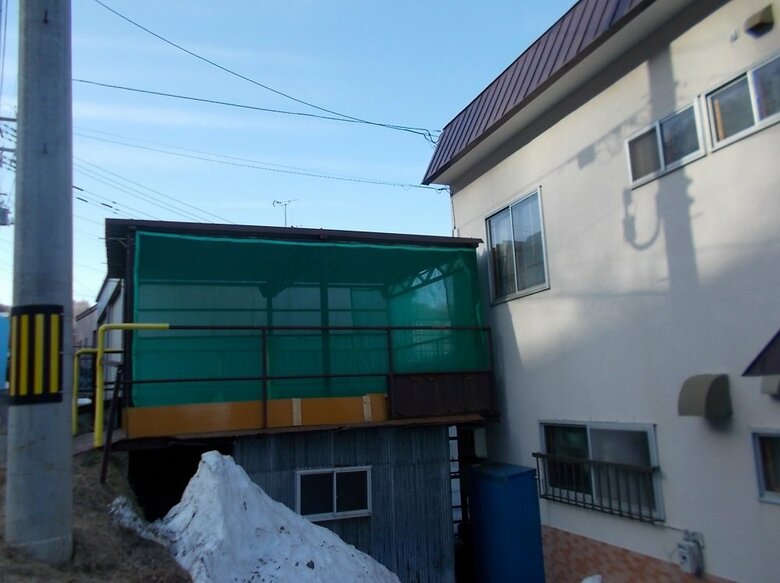 傾斜地側から2階ランダには立ち入ることは不可能（提供 道警）