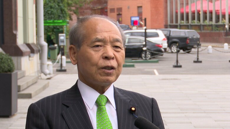 モスクワでインタビューに答える鈴木宗男氏