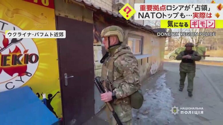 住民の家を訪れるウクライナ警察