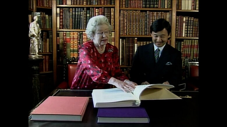 平成13（2001）年5月 ウインザー城でエリザベス女王と懇談される陛下