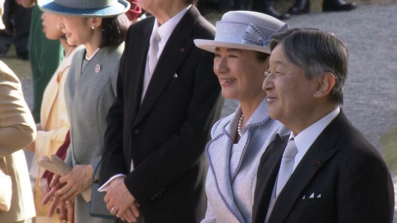 招待客に声を掛けられる天皇皇后両陛下