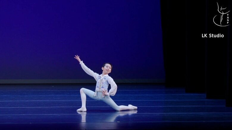 舞台上でポーズを決める三苫心嗣くん