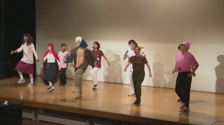 研修医が熱演　劇「フレー！フレー！フレイルおばあちゃん」