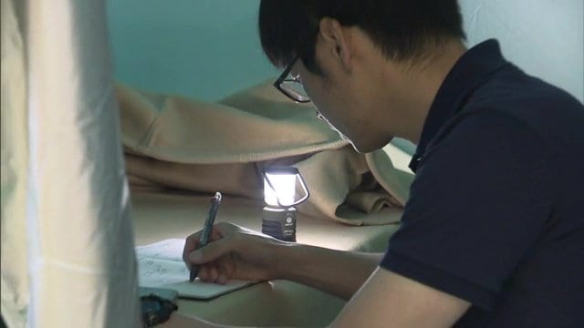 佐藤さんはランタンの電池がどのくらい持つか試す