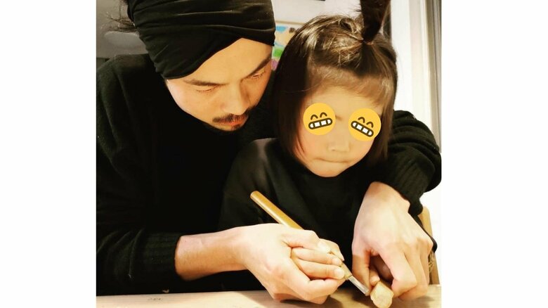 息子さんのお願いで一緒に彫刻をすることも