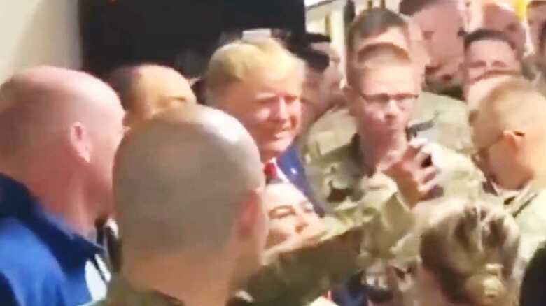 「一緒に写真を撮ってください」に応えるトランプ大統領