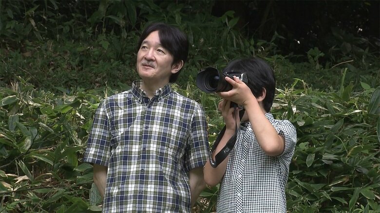 秋篠宮さまからカメラの指導を受ける悠仁さま（2020年）