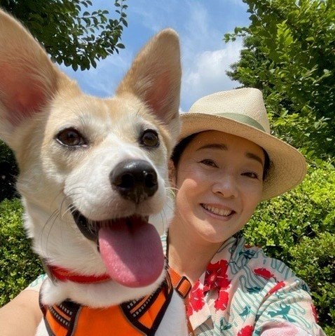 朝の散歩中の西尾まりさんと緤（撮影／西尾まり）