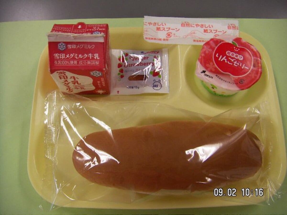 おかずゼロ コロナ感染予防で苦渋の 簡易給食 コッペパン1 2倍に 栄養不足の懸念も