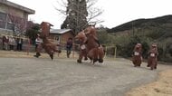 “野生馬”生息の地で「ウマリンピック」…着ぐるみで50m激走　コミカルな姿が会場の笑い誘う　宮崎・串間市