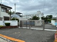 「はねたことに気づかなかった」小学１年の男児を車でひいてけがをさせ立ち去った疑い　児童指導員の女を逮捕　男児は頭などの骨を折る重傷　兵庫・川西市
