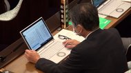 仕事中に議員が居眠り・ネットサーフィン・読書…疑惑の神奈川県議を直撃取材