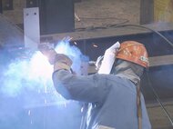 適切な対策しないと健康被害も…強い電圧で金属溶かすアーク溶接等行う工場 労働局の局長がパトロール