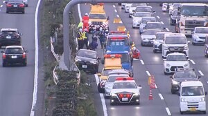 東名高速上り線で通行止め 車5台とバスが事故