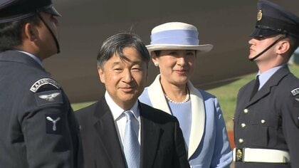 【速報】天皇皇后両陛下イギリス到着　国王代理と笑顔で挨拶　皇后さまは水色の装い