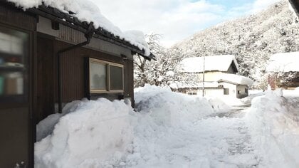 雪かき中に屋根雪が落下…一人暮らしの70代女性が死亡　残されたスコップの周辺を掘り起こし親族が発見　福井・敦賀市
