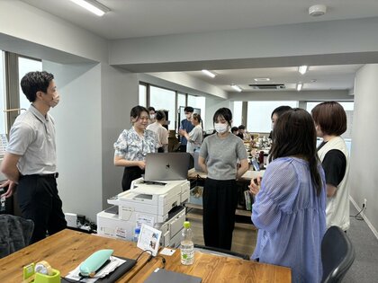 憂鬱になりがちな月曜の朝に社員同士が褒め合う制度をスタート!その効果とは?