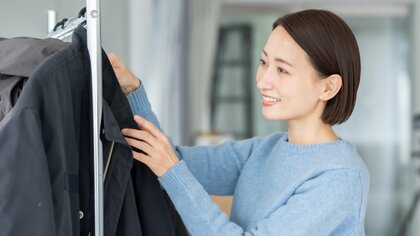 冬物コートを洗わずにしまってはいけない！変色やカビの原因に…“洗濯ハカセ”が教えるオフシーズンの保管術
