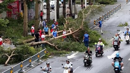 着の身着のまま救助され…ネパールで洪水や土砂崩れにより55人死亡　中国は台風で街路樹なぎ倒され高潮も　15万人避難