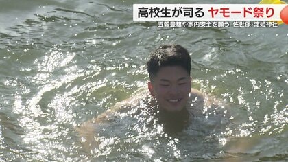 ガチエグイ…」男子高校生がふんどし姿で真冬の池へ 400年以上続く