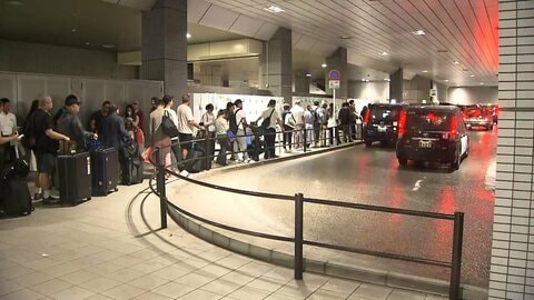 台風25号　東京・品川駅、新幹線ホーム近くにタクシー待ち200人ほどの行列　普段は多くの人で賑わう広場は閑散