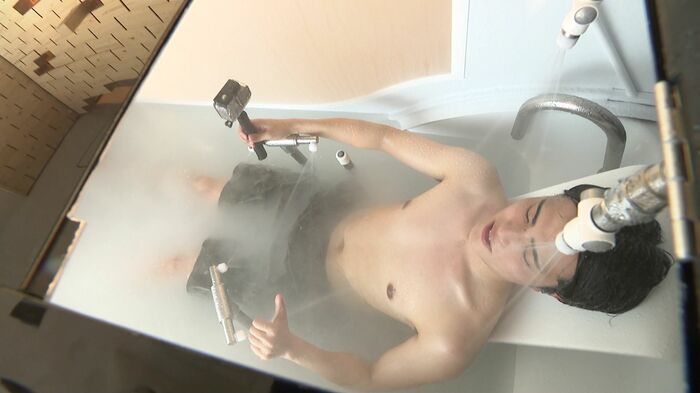 未来のお風呂のカタチを体験する狐野アナウンサー