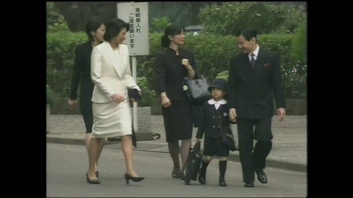 平成18（2006）年4月　入園式に向かわれる皇太子ご夫妻と愛子さま
