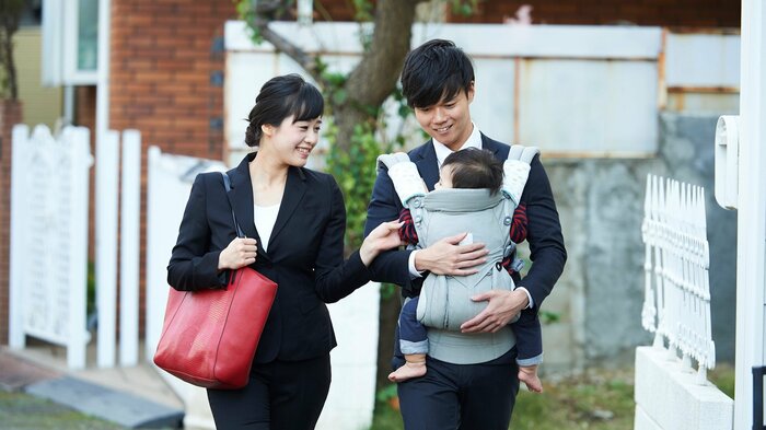 共働きして家事や育児も一緒に行うという(画像はイメージ)