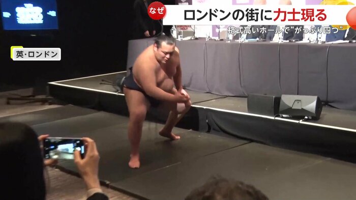 メディアの前ですり足を披露する力士