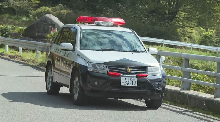 パトロールするパトカー