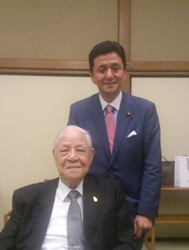 2015年 日本で李登輝元総統と面会する岸信夫氏